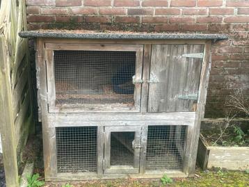 Mooi ruim en robuust konijnenhok van duurzaam hout. beschikbaar voor biedingen