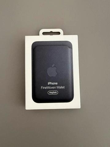 iPhone FineWoven Wallet MagSafe beschikbaar voor biedingen