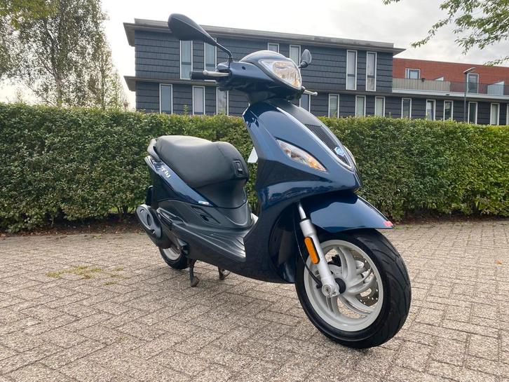 PIAGGIO NEW FLY 4T 2V | 1e eigenaar | maar 4200km gereden, Fietsen en Brommers, Scooters | Piaggio, Zo goed als nieuw, Fly, Maximaal 25 km/u