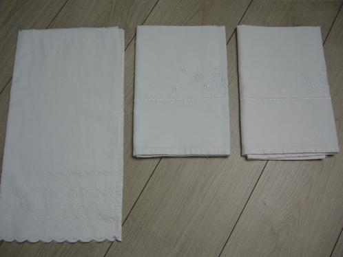 2 Witte baby lakentjes geborduurd + ajour gordijn samen €;10, Kinderen en Baby's, Kinderkamer | Bedden, Zo goed als nieuw, 180 cm of meer