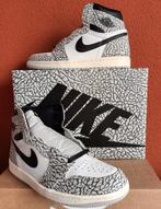 AIR JORDAN 1 "WHITE CEMENT" (2023) - maat 44½ - nieuw!, Kleding | Heren, Schoenen, Wit, Nieuw, Ophalen of Verzenden, Sneakers of Gympen