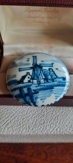 Antieke  Oudhollandse broche Delfts Blauw, decor molen., Sieraden, Tassen en Uiterlijk, Antieke sieraden, Ophalen of Verzenden