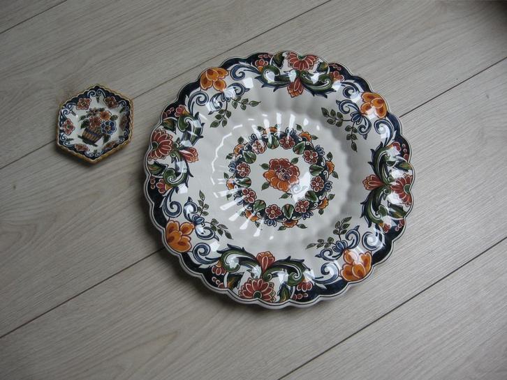 2 bijp Borden v Makkums aardewerk gemerkt m ophangkoord 25.-, Antiek en Kunst, Antiek | Wandborden en Tegels, Ophalen of Verzenden