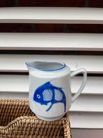 Vintage melkkan met blauwe vis, Huis en Inrichting, Keuken | Servies, Keramiek, Overige typen, Ophalen of Verzenden, Zo goed als nieuw