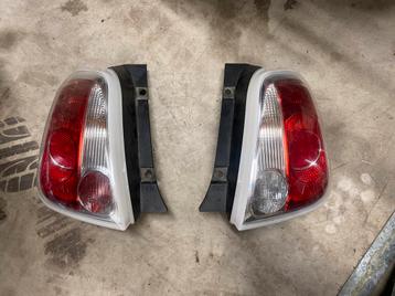 Fiat 500 2010 achterlichten set incl fitting beschikbaar voor biedingen