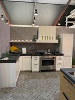 Showroomkeuken Montana Magnolia, Huis en Inrichting, Keuken | Complete keukens, Ophalen, Hoekkeuken, Crème, Graniet of Steen