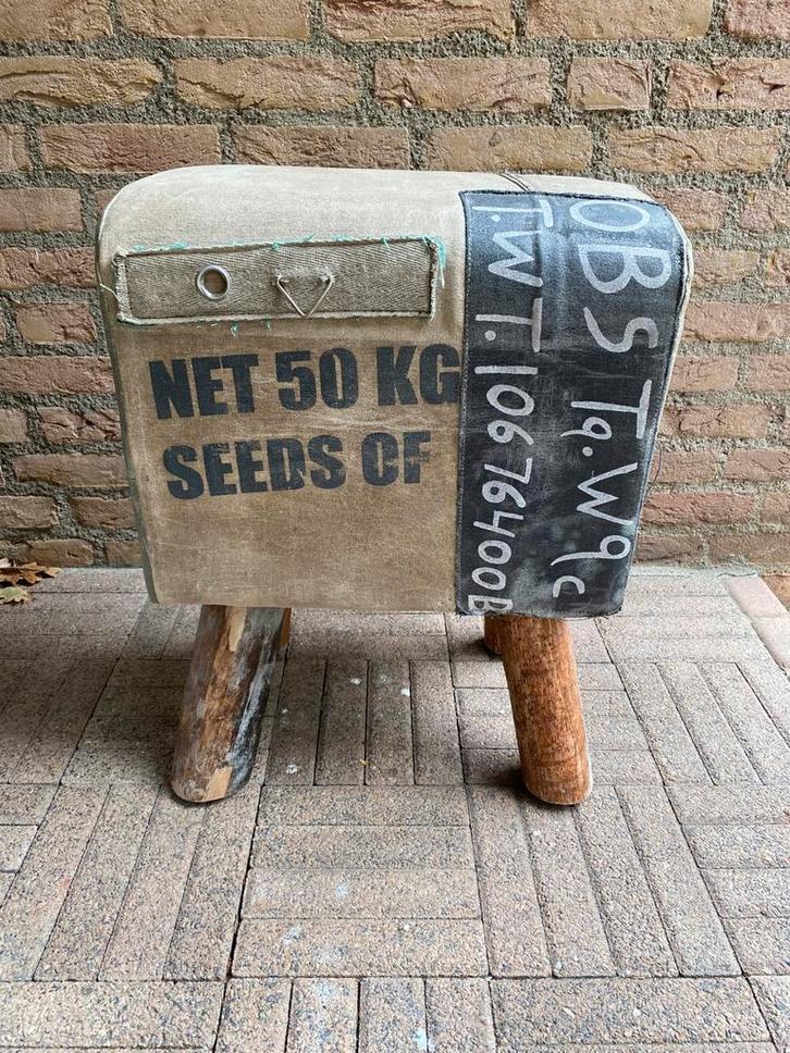 Leuk krukje met unieke print, Huis en Inrichting, Banken | Voetenbanken en Poefen, Gebruikt, Minder dan 50 cm, Vierkant, Hout