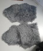 2 grijsblauwe imitatie bont vachtjes, Huis en Inrichting, Ophalen of Verzenden, Zo goed als nieuw
