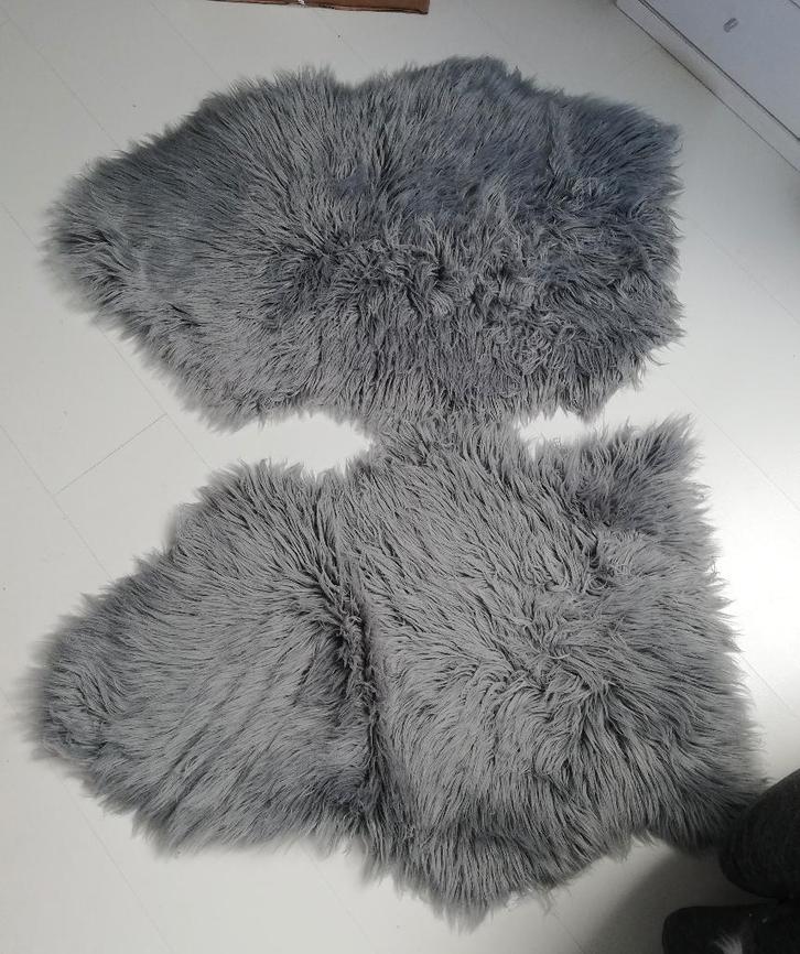 2 grijsblauwe imitatie bont vachtjes, Huis en Inrichting, Woonaccessoires | Plaids en Woondekens, Zo goed als nieuw, Ophalen of Verzenden