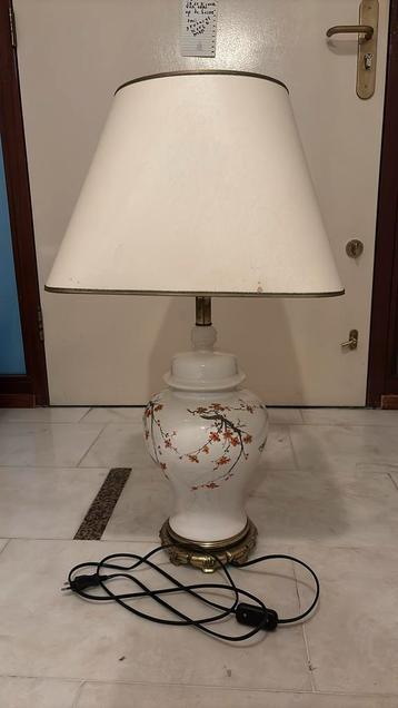 Staande lamp met bloesemtakken en vlinders beschikbaar voor biedingen