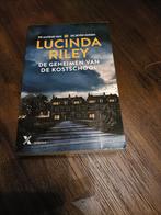 lucinda Riley De geheimen van de kostschool boek, Boeken, Ophalen of Verzenden, Zo goed als nieuw, Lucinda Riley