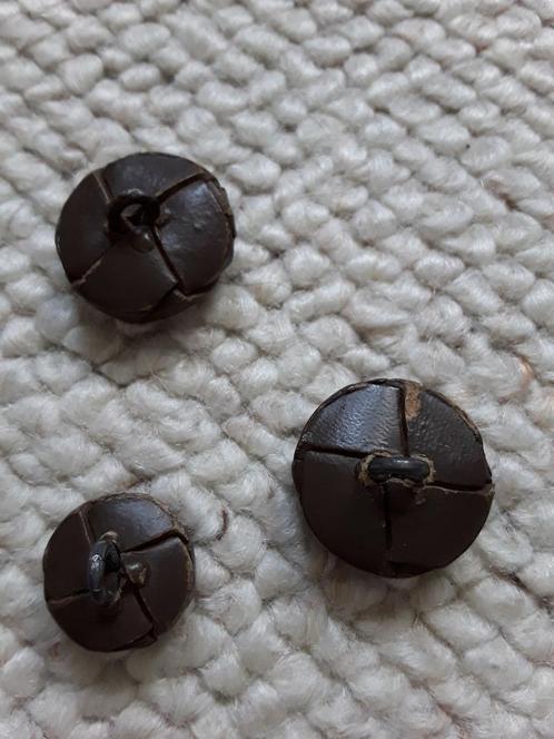 3 Vintage / retro - leder look knoopjes bruin - 2,1/+ 1,5cm, Hobby en Vrije tijd, Naaien en Fournituren, Gebruikt, Knoop of Knopen