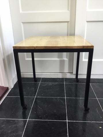 Sidetable, bijzet tafel van grenenhout en staal beschikbaar voor biedingen