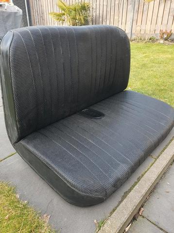 Oldtimer achterbank beschikbaar voor biedingen