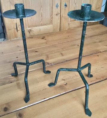 2 ZWARTE IJZEREN DRIEVOET KANDELAARS beschikbaar voor biedingen