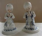 Beeldjes biddend meisje en jongetje van Porselein., Ophalen