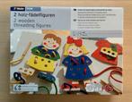 Houten doos met 2 poppetjes van hout en kleertjes van hout., Ophalen of Verzenden, Nieuw, Knutselen
