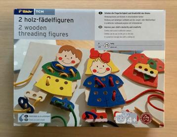 Houten doos met 2 poppetjes van hout en kleertjes van hout. beschikbaar voor biedingen