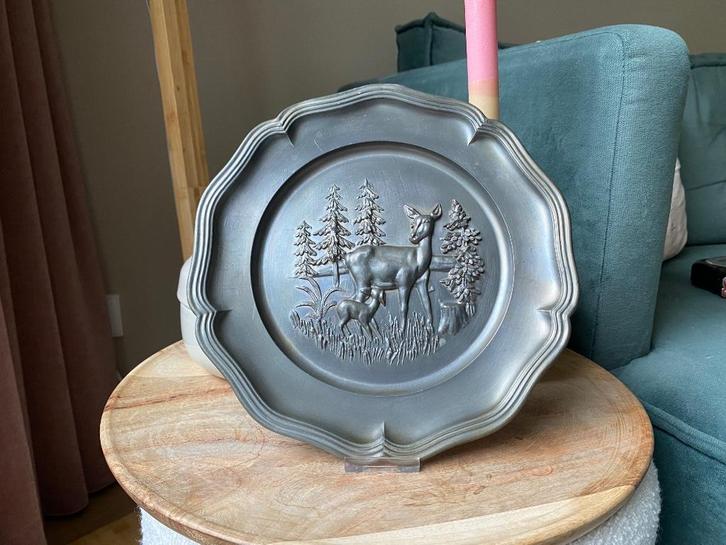 Decoratief wandbord van massief tin met hertjes, Antiek en Kunst, Antiek | Tin, Ophalen of Verzenden