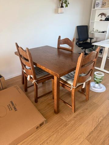 Houten stoelen te koop – €5 per stuk beschikbaar voor biedingen