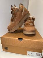 UGG Lowmel Chestnut – Maat 39 (valt klein 38), UGG, Bruin, Nieuw, Ophalen of Verzenden