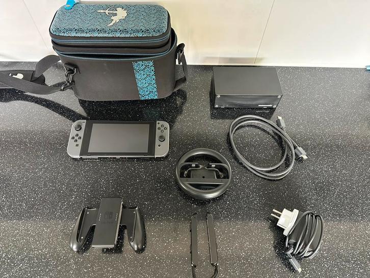 Nintendo Switch met eventueel spellen en accessoires, Spelcomputers en Games, Spelcomputers | Nintendo Switch, Zo goed als nieuw
