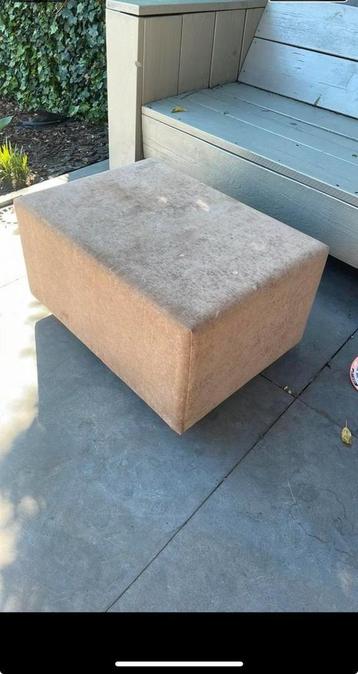 Gratis stevige hocker beschikbaar voor biedingen