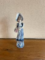 Antiek Porseleinen Beeldje Dame met Bloemenmand 20 cm, Antiek en Kunst, Antiek | Keramiek en Aardewerk, Ophalen of Verzenden