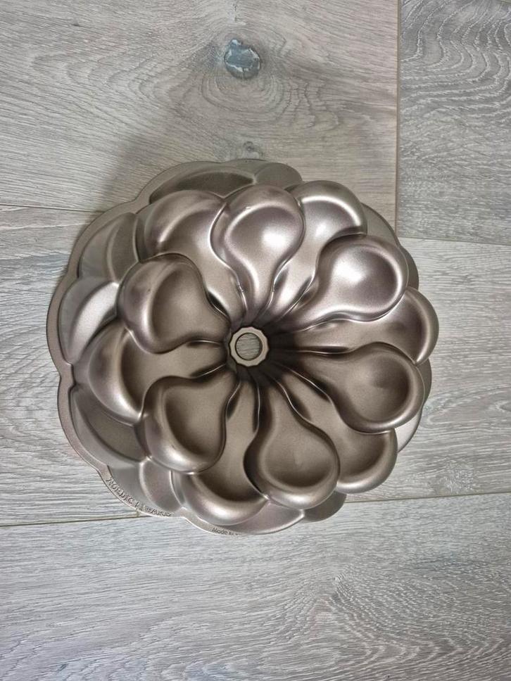 Nordic Ware Magnolia Bakvorm - Prachtige Bloemvorm!, Huis en Inrichting, Keuken | Keukenbenodigdheden, Nieuw, Ophalen of Verzenden