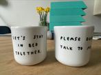 Twee leuke mokken Yahya design. Stay in bed, don’t talk to, Nieuw, Ophalen of Verzenden, Overige stijlen, Kop(pen) en/of Schotel(s)