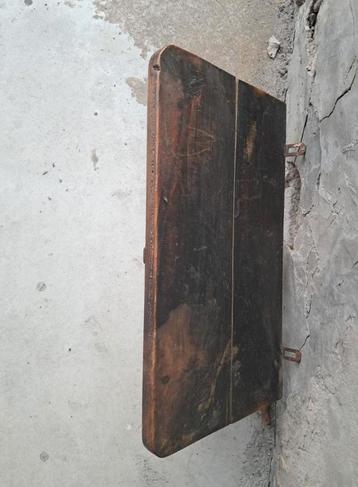 Oud wandplankje beschikbaar voor biedingen