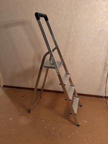 Aluminium huishoudtrap – 4 treden (goede staat) beschikbaar voor biedingen