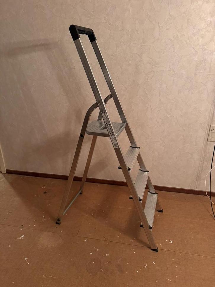 Aluminium huishoudtrap – 4 treden (goede staat), Doe-het-zelf en Verbouw, Ladders en Trappen, Zo goed als nieuw, Trap, Minder dan 2 meter