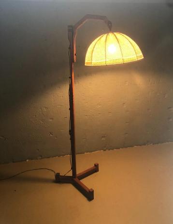 Vintage vloerlamp beschikbaar voor biedingen