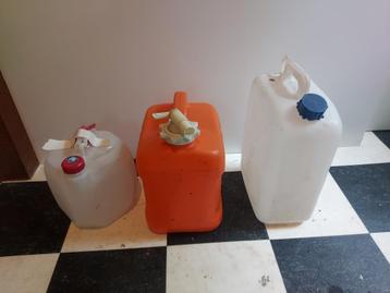 Drie plastic flessen met kraantje (2-10 liter) beschikbaar voor biedingen