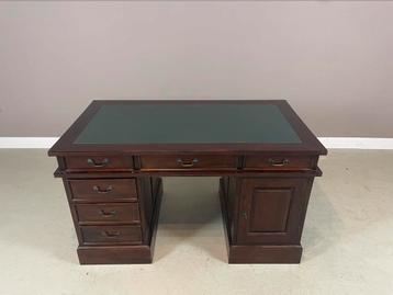 Origineel klassiek Engels Chesterfield bureau 135 cm ZGAN beschikbaar voor biedingen