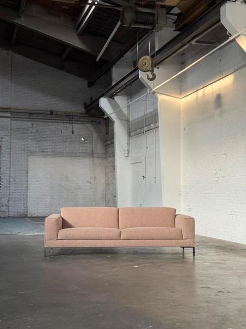 Design On Stock Aikon 4-zits | Beige (NIEUWSTAAT), Huis en Inrichting, Banken | Bankstellen, Zo goed als nieuw, Rechte bank, Vierpersoons of meer