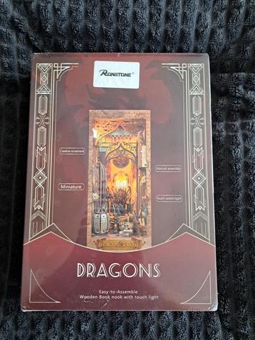 GAME OF THRONES DRAGONS Wooden Book Nook.  beschikbaar voor biedingen