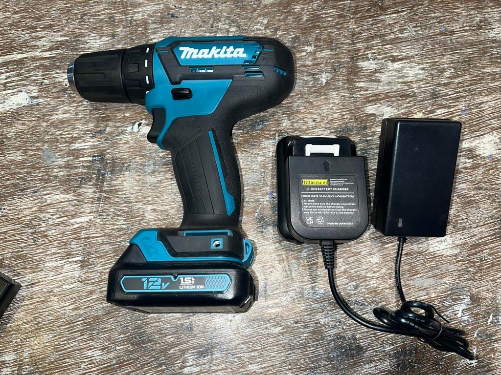MAKITA DF333D Accu Schroef/Boormachine, Lader 2x 1,5Ah accu, Doe-het-zelf en Verbouw, Gereedschap | Boormachines, Nieuw, Boor- en Schroefmachine