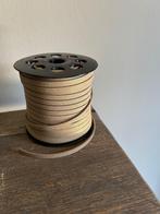 Suède koord / band goud glitter zand 45 meter, Ophalen of Verzenden, Nieuw, Materiaal
