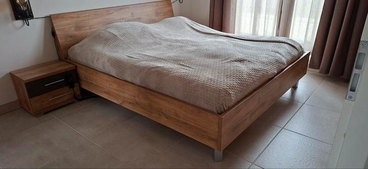Mooi robuuste 2-persoonsbed, 2 nachtkastjes met Linnenkast, Huis en Inrichting, Slaapkamer | Complete slaapkamers, Zo goed als nieuw