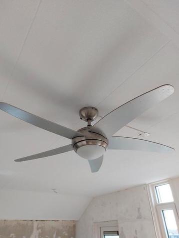 2 plafondventilatoren met verlichting beschikbaar voor biedingen