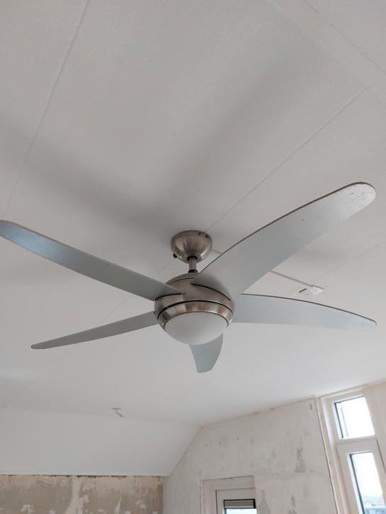 2 plafondventilatoren met verlichting, Huis en Inrichting, Lampen | Plafondlampen, Gebruikt, Kunststof, Metaal, Ophalen