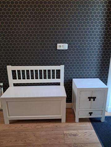 Wit speelgoed bankje beschikbaar voor biedingen