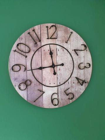 Grote klok 81cm metalen cijfers beschikbaar voor biedingen