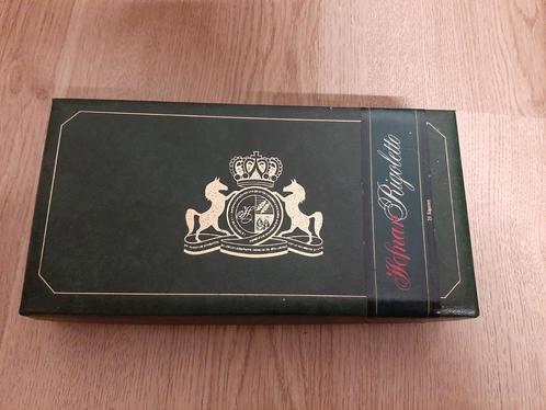 Hofnar rigoletto sigarendoos 26 cm lang, Verzamelen, Rookartikelen, Aanstekers en Luciferdoosjes, Ophalen of Verzenden