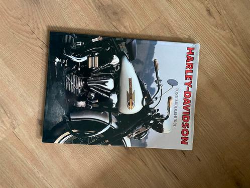 Harley Davidson Boek geschreven door Tony Middlehurst, Boeken, Motoren, Zo goed als nieuw, Ophalen of Verzenden
