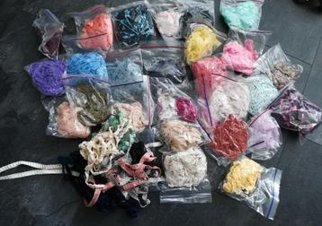 Decoratief brei/haak lint beschikbaar voor biedingen
