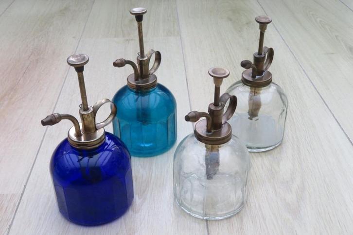 Lief setje 4 glazen verstuivers (blauw en blank glas ), Huis en Inrichting, Woonaccessoires | Overige, Gebruikt, Ophalen of Verzenden