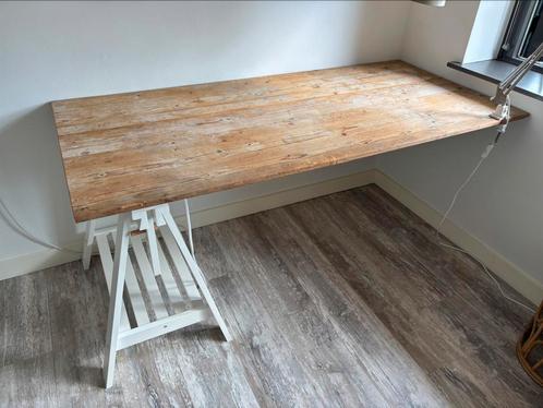 Bureau hout, IKEA schraag, stekkerdoos en lamp, Huis en Inrichting, Bureaus, Gebruikt, Ophalen